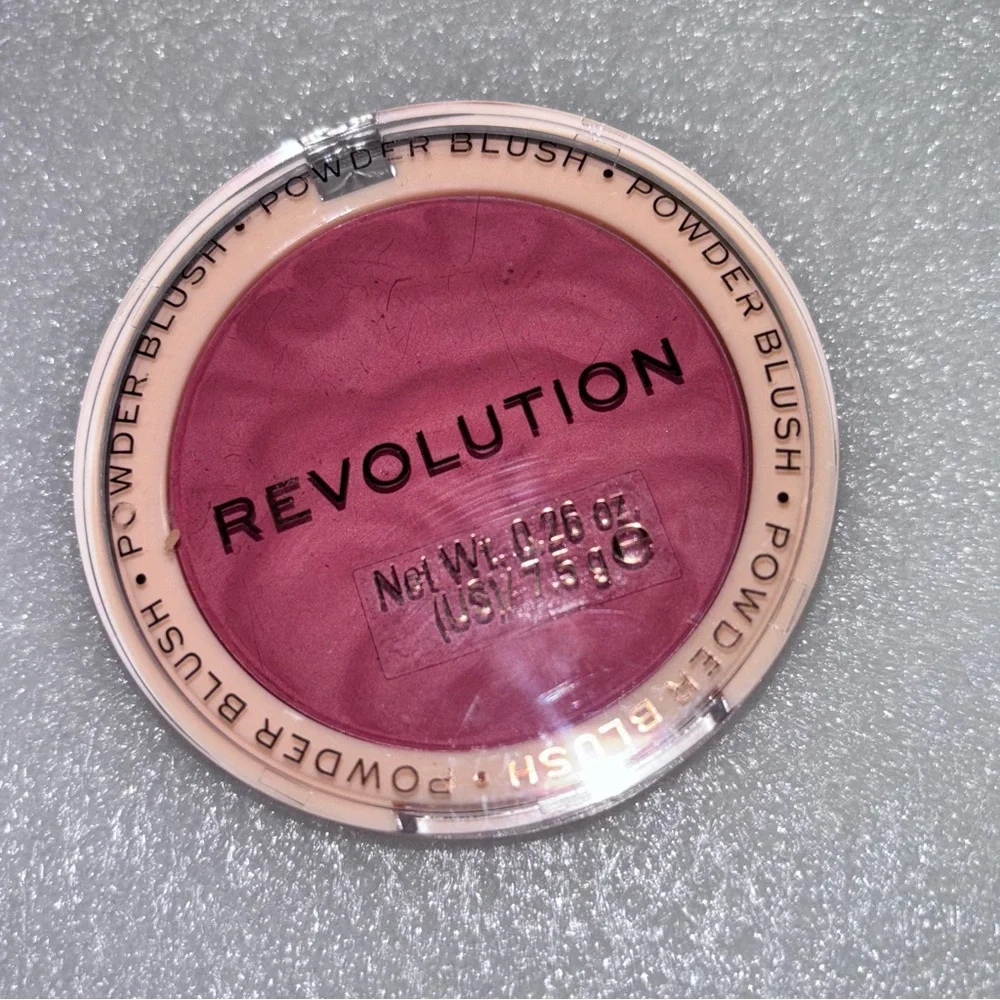 💝NEW Makeup Revolution Rose Kiss Powder Blush💝